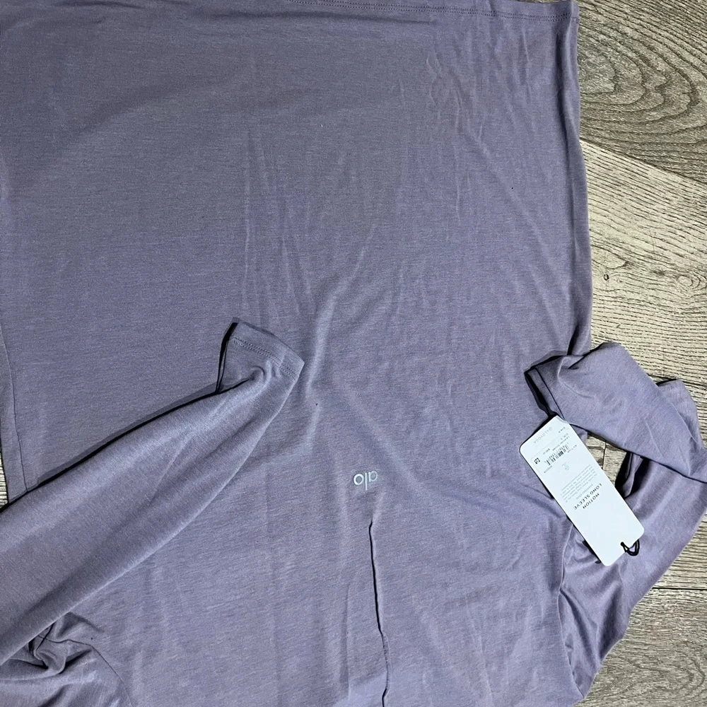 Alo Yoga Motion Long Sleeve Top ( lavender smoke) - Picture 4 of 7